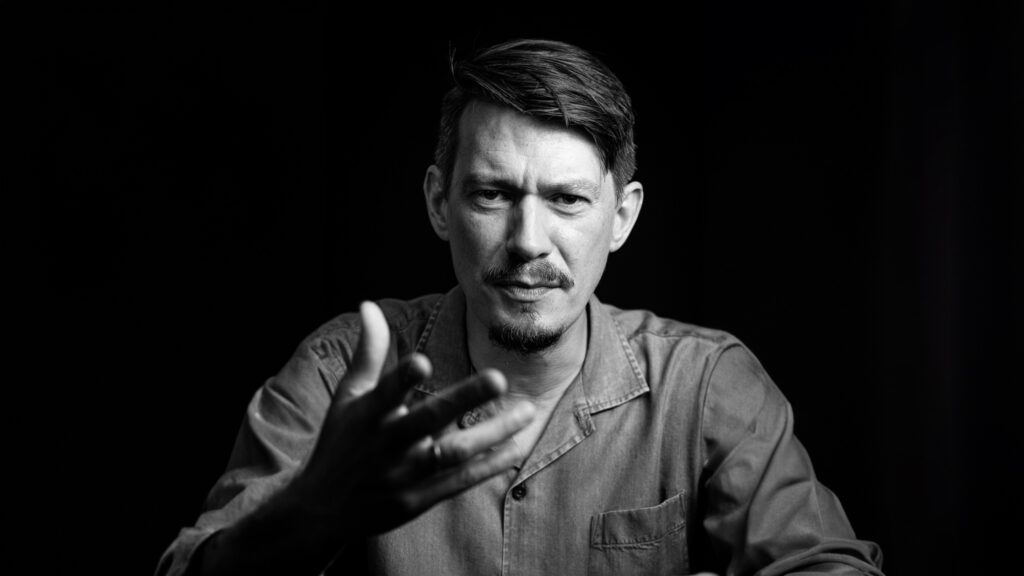 Daniel Person blickt in Kamera