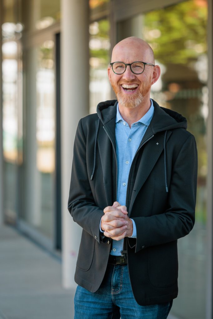 Daniel Mann vor Glasfasade