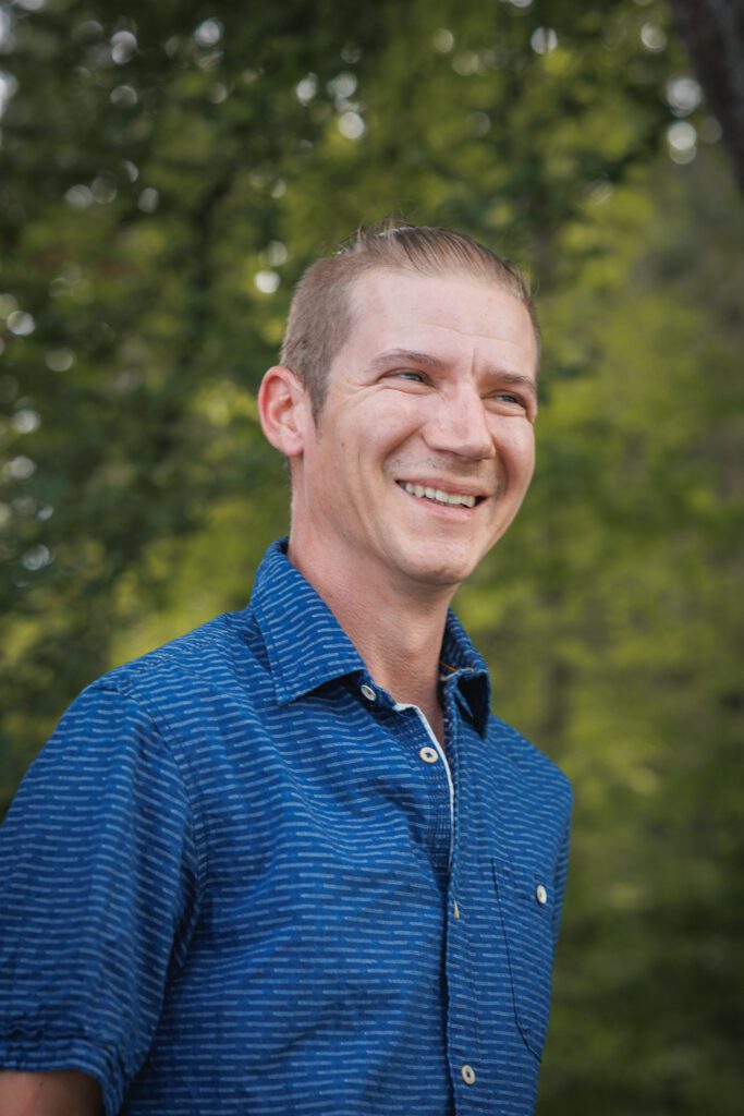 Daniel portrait mann mit blauem hemd