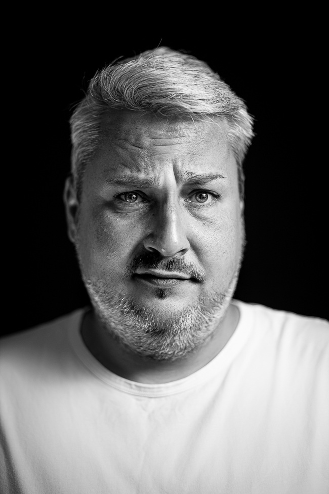 Daniel Mann mit weißem Shirt