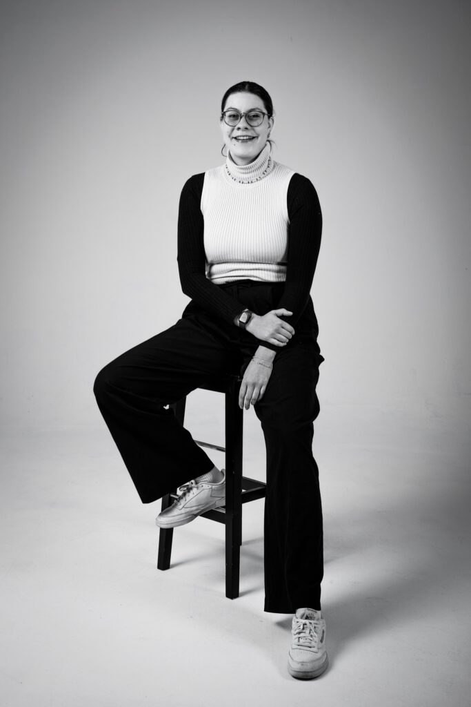 Daniel Frau sitzt auf Stuhl sw