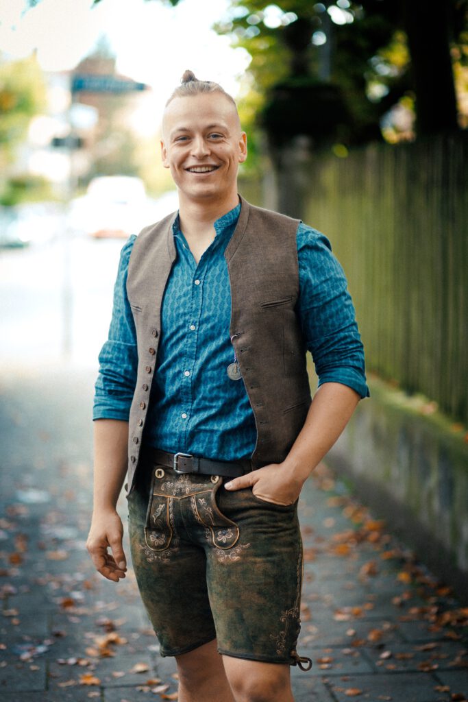 Daniel Junger Mann in Lederhose