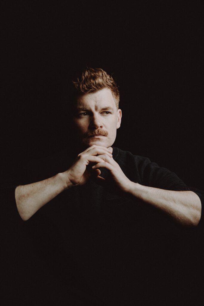 Daniel Mann mit Kinn auf Hand