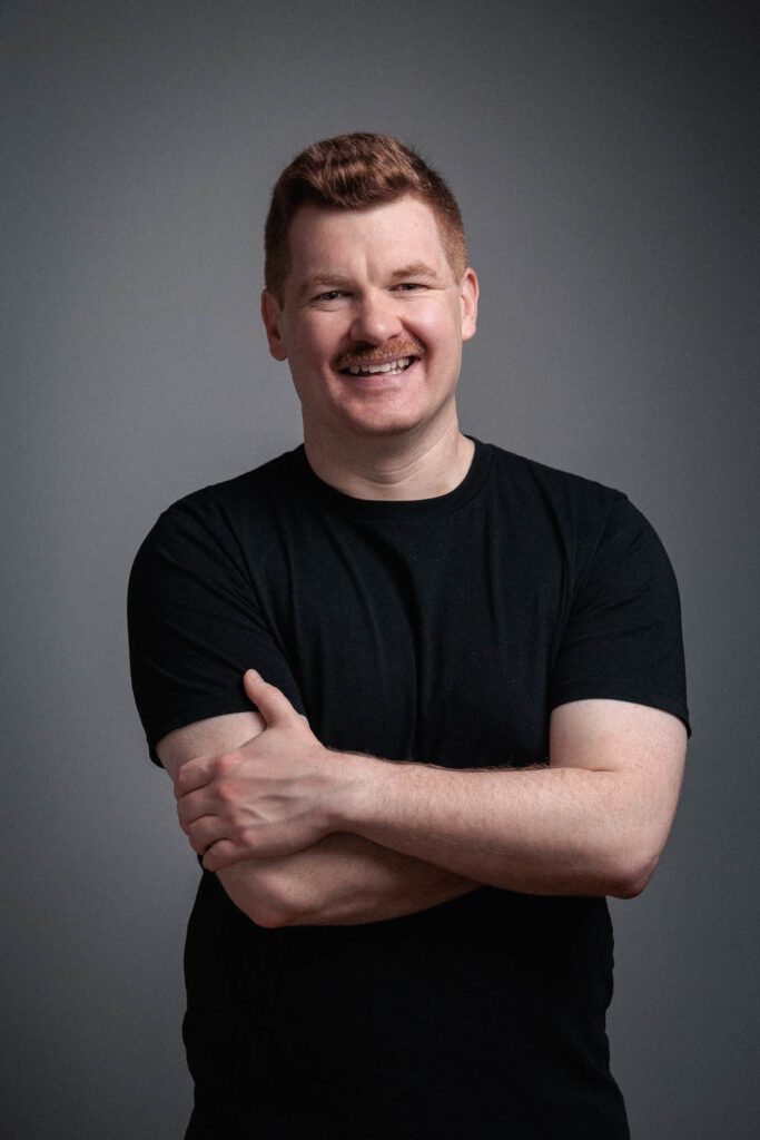 Daniel Mann verschränkt die Arme